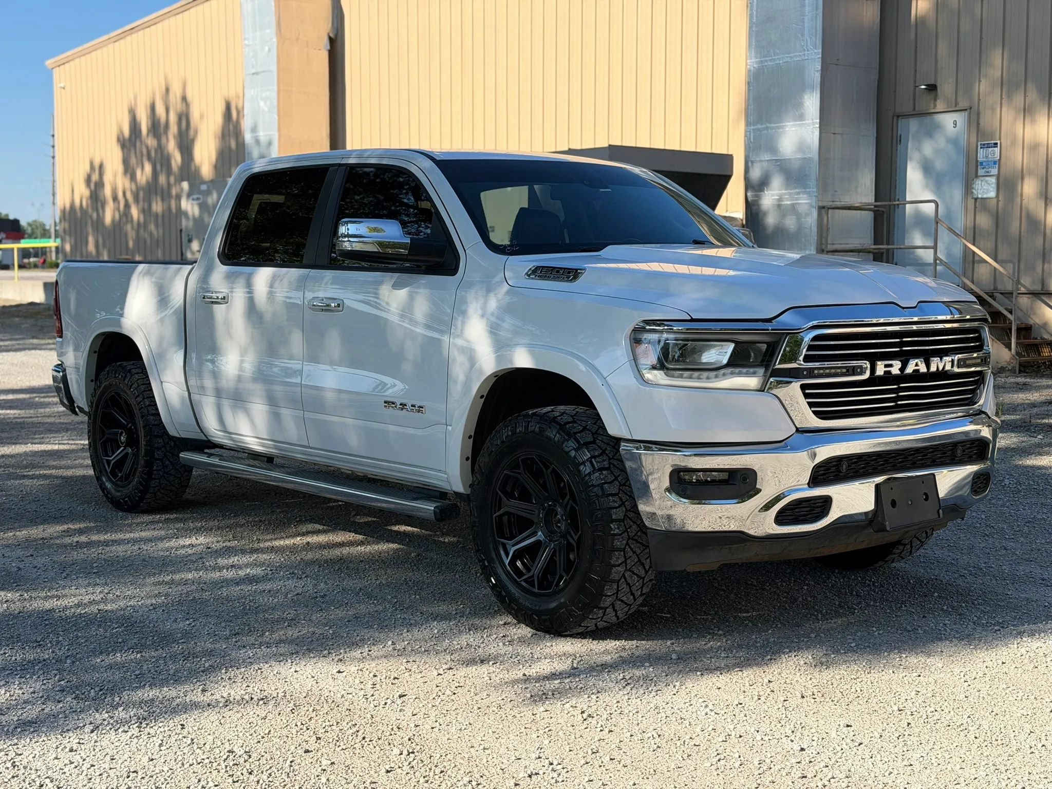Used 2019 RAM 1500 Laramie AWD/4WD image 3