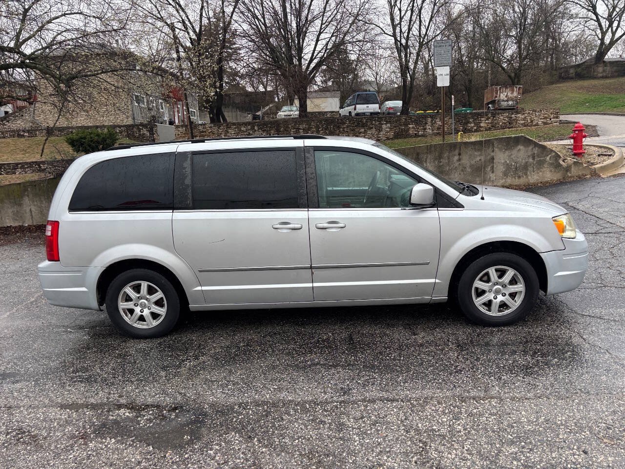 Used 2010 Chrysler Town & Country Touring FWD image 6