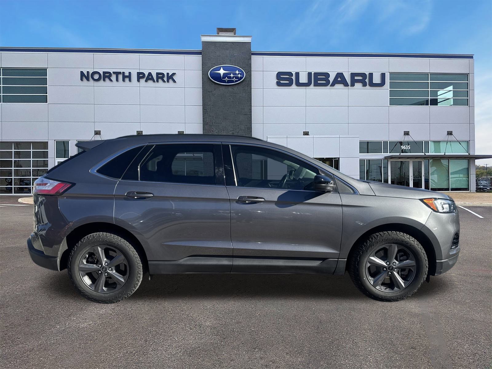 Used 2022 Ford Edge SEL w/ Sport Appearance Package image 2