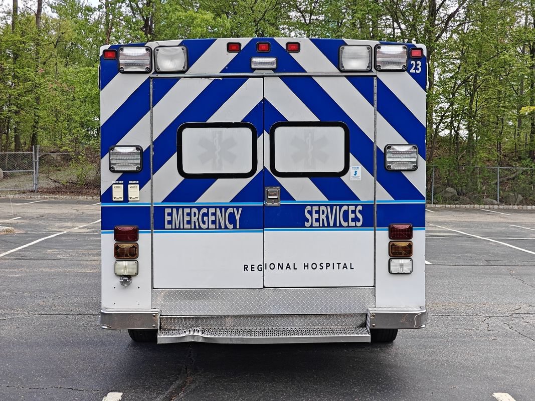 Used 2012 Ford E-450 and Econoline 450 Super Duty w/ Ambulance Prep Pkg RWD image 5