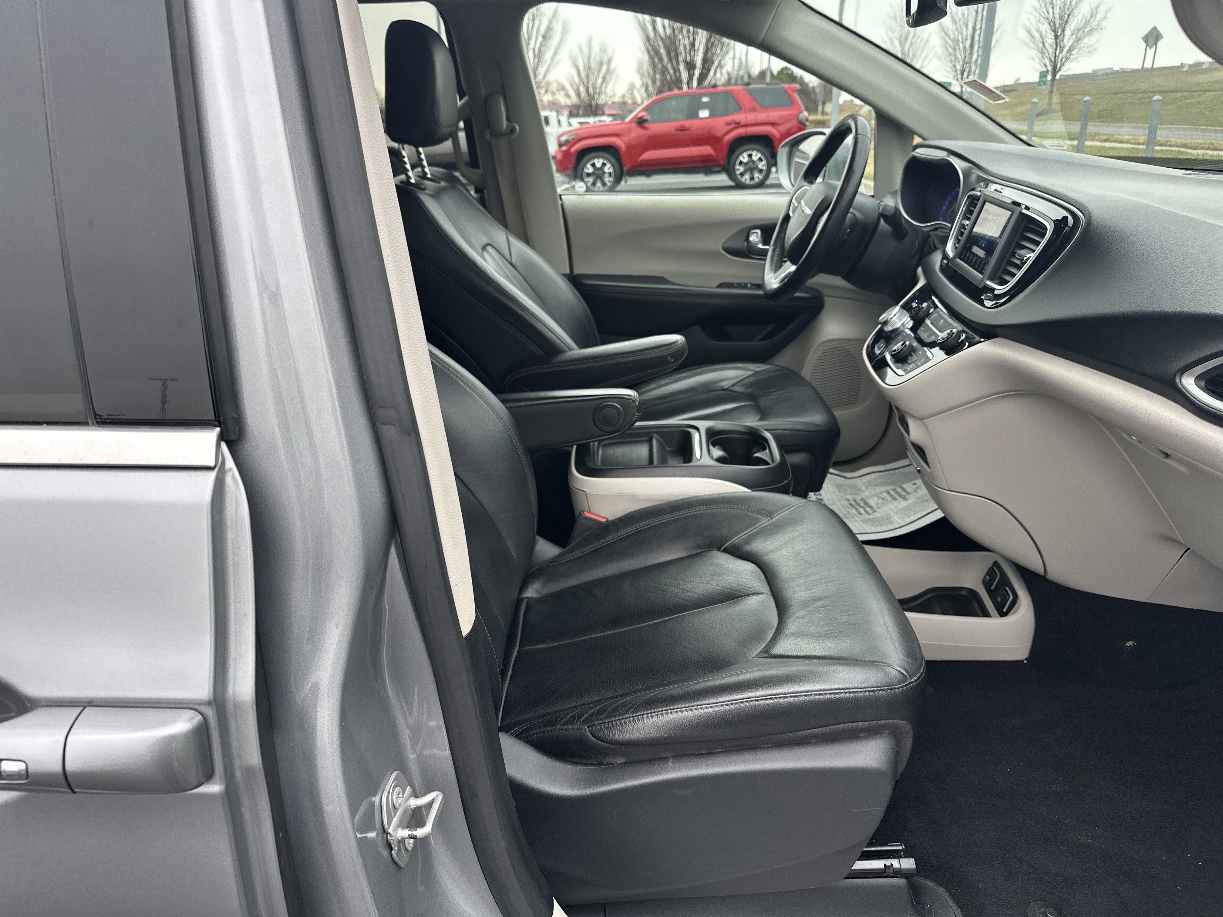 Used 2020 Chrysler Pacifica Touring-L image 32