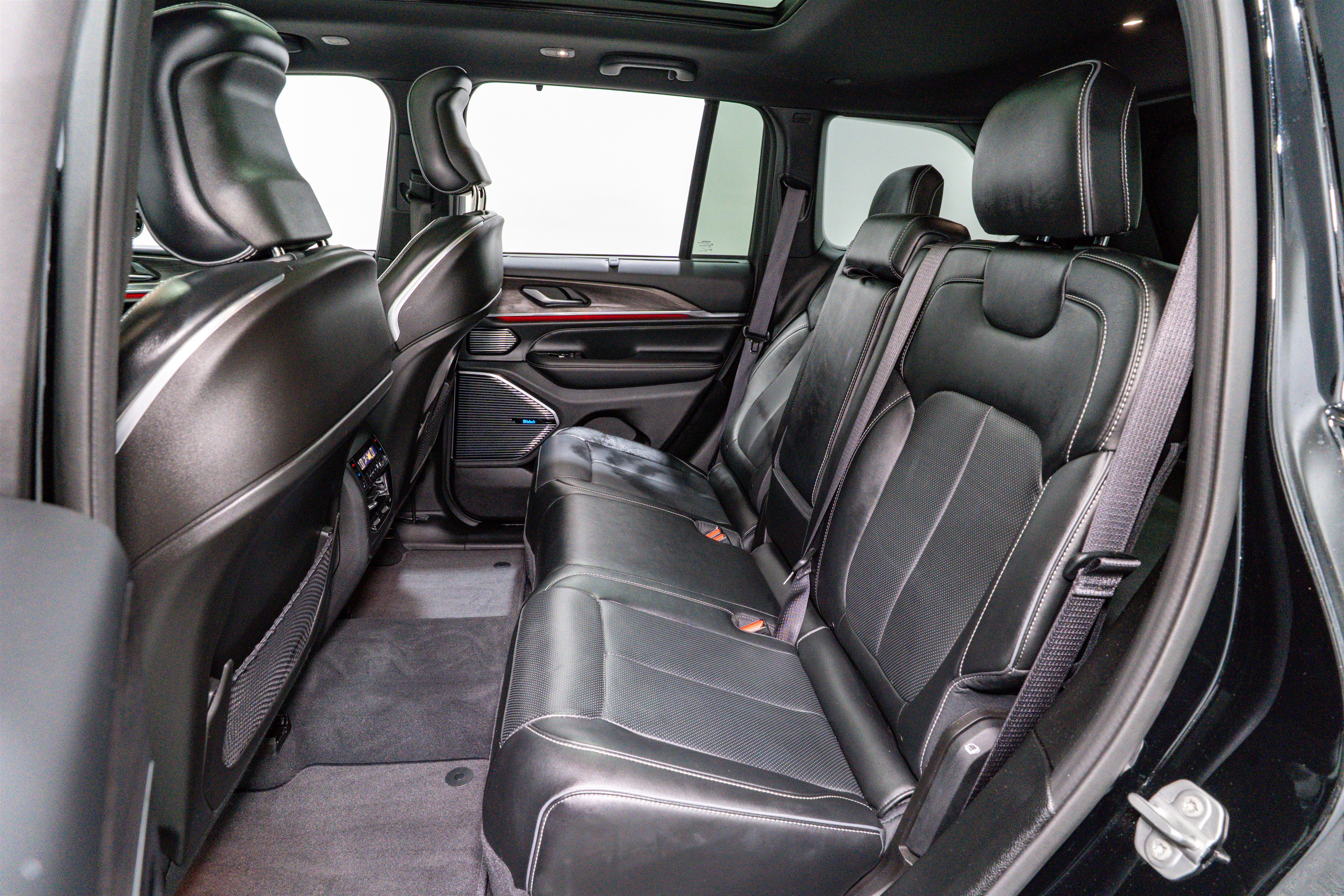 Used 2023 Jeep Grand Cherokee Overland w/ Advanced Protech Group III image 36