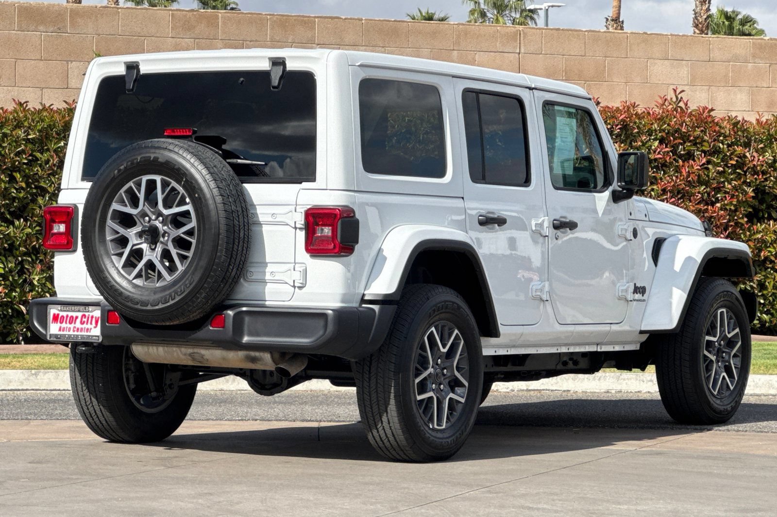 Used 2025 Jeep Wrangler Unlimited Sahara AWD/4WD image 4