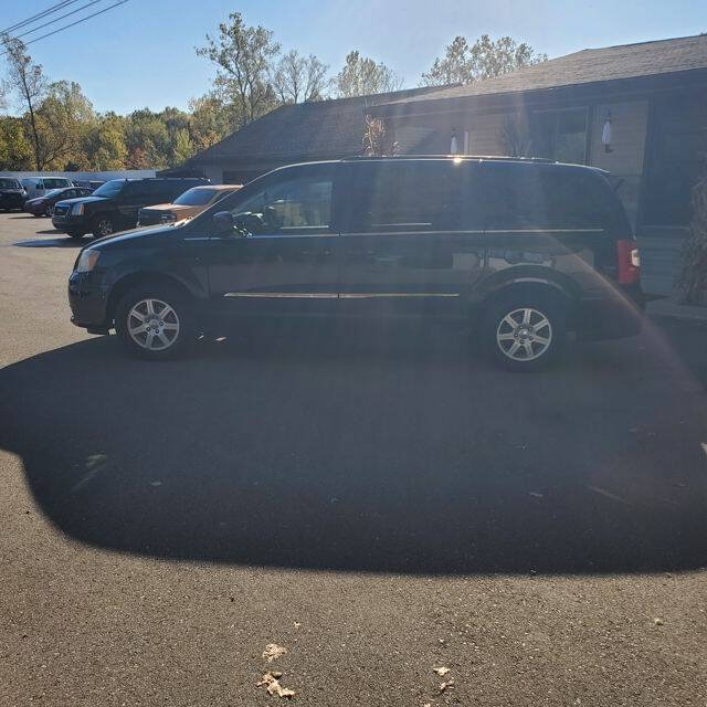 Used 2011 Chrysler Town & Country Touring FWD image 3