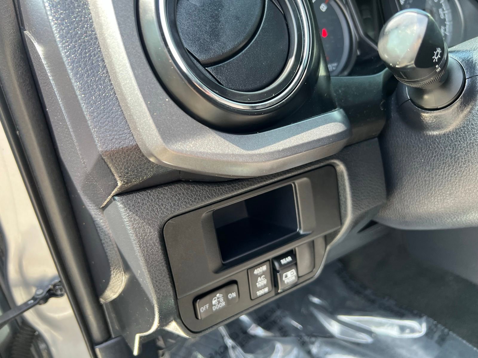 Used 2017 Toyota Tacoma TRD Off-Road w/ Tow Package AWD/4WD image 18