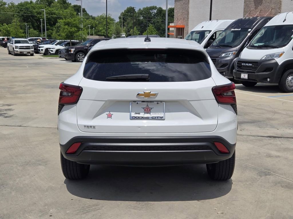 Used 2025 Chevrolet Trax LS w/ LS Convenience Package FWD image 5