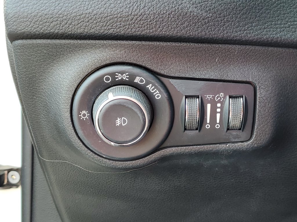 Used 2018 Jeep Compass Latitude FWD image 9