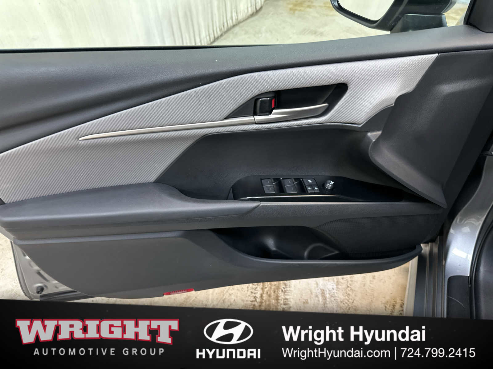 Used 2025 Toyota Camry SE w/ Convenience Package image 9