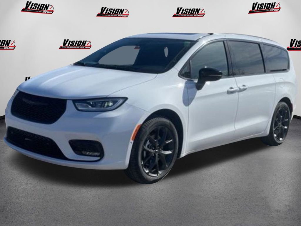 Used 2024 Chrysler Pacifica Limited w/ Uconnect Theater Family Group