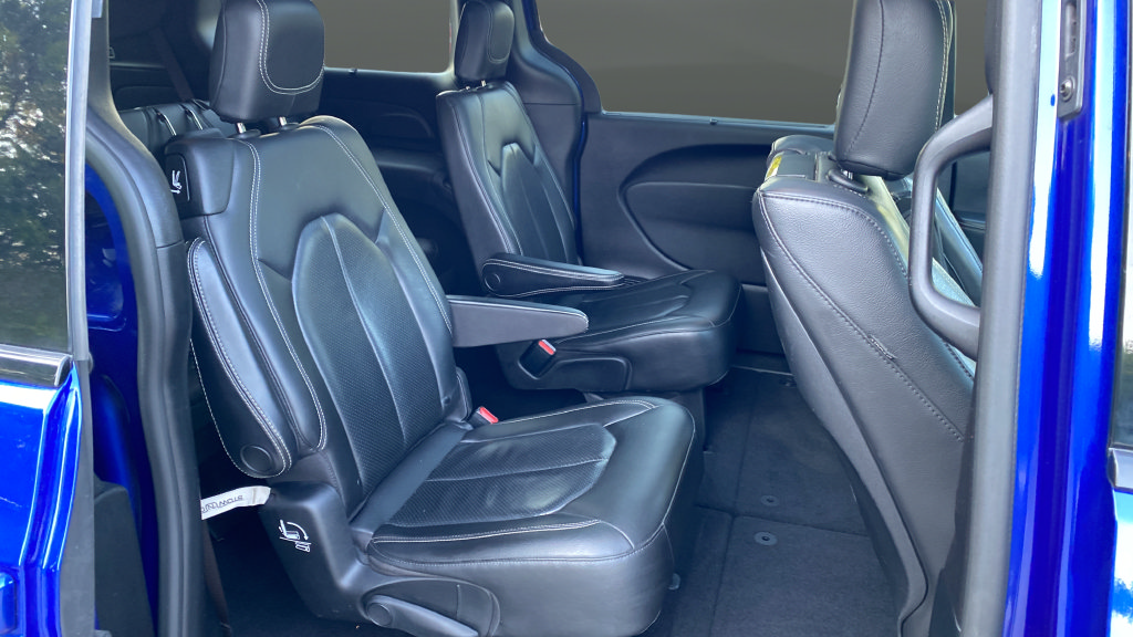 Used 2021 Chrysler Pacifica Touring-L w/ Uconnect Theater Family Group AWD/4WD image 26