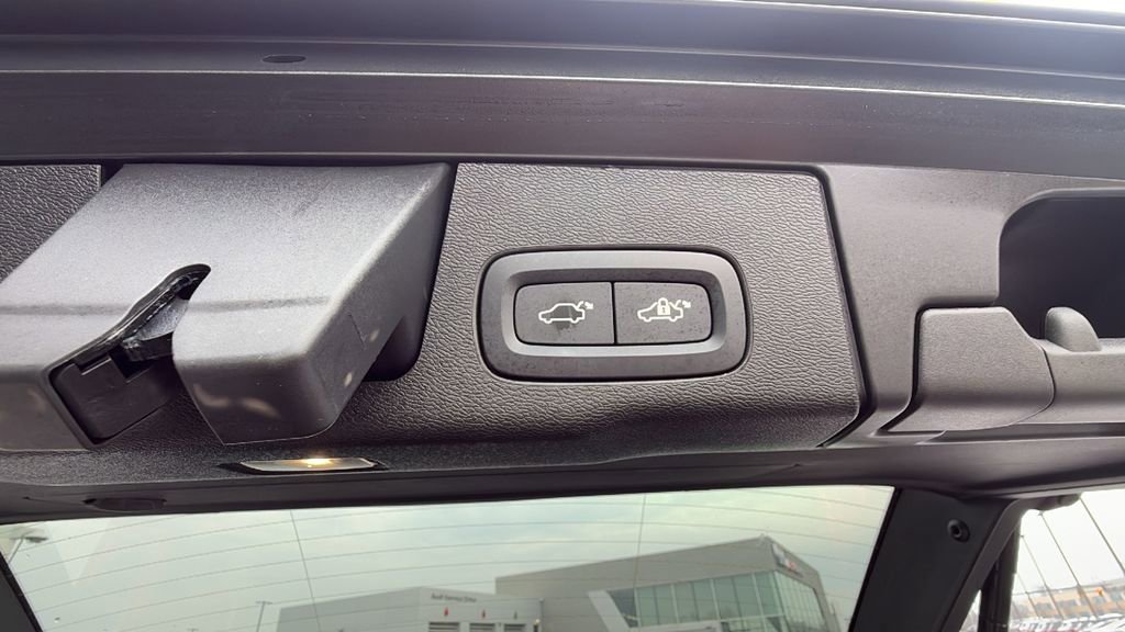 Certified 2025 Volvo XC60 B5 Plus w/ Climate Package image 29