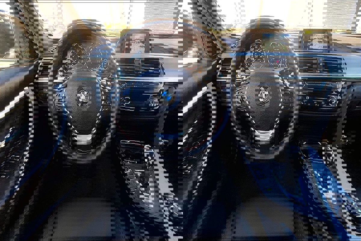 Used 2018 BMW 330i Sedan w/ Shadow Sport Edition image 8