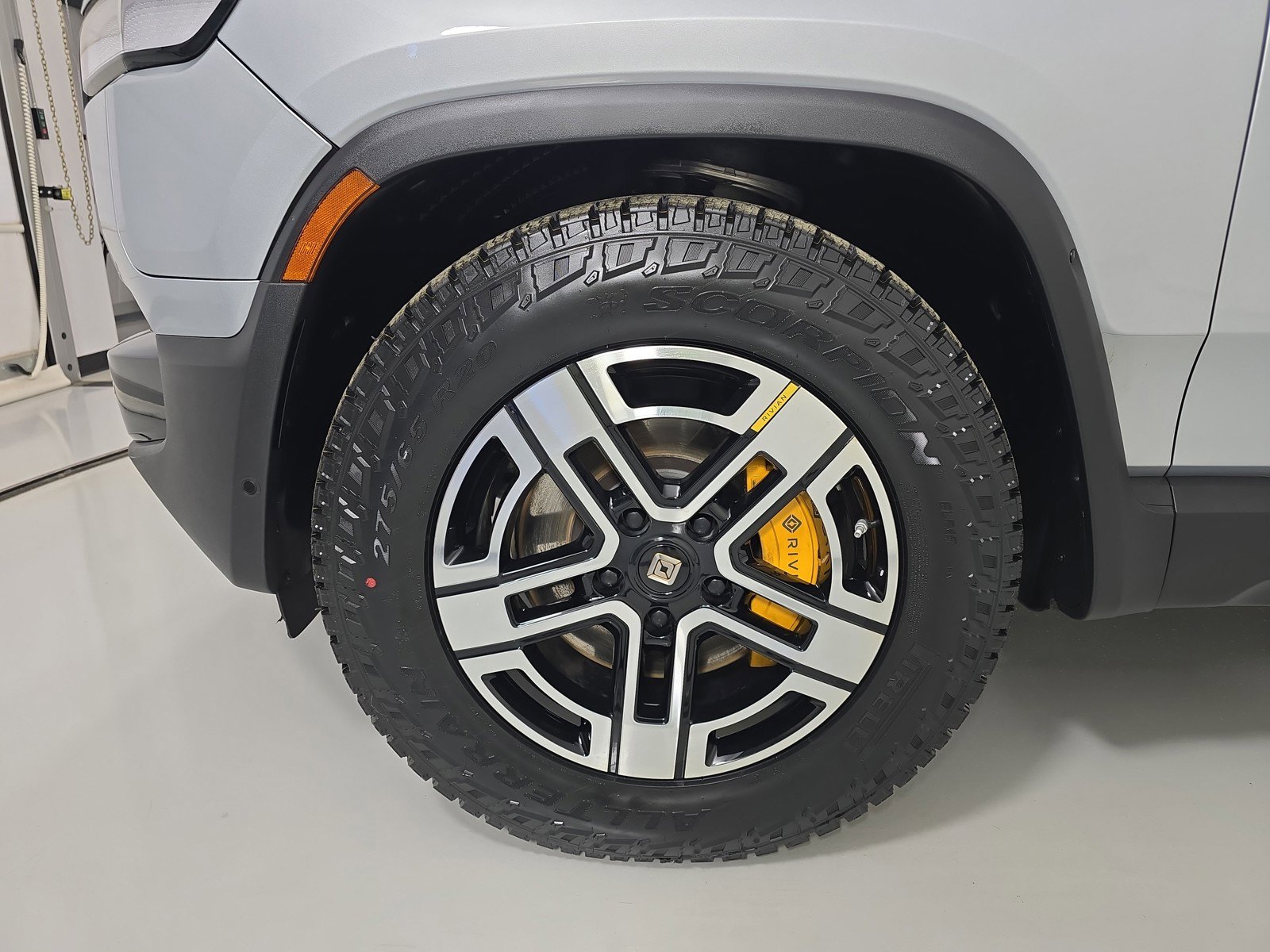 Used 2023 Rivian R1S Adventure image 9