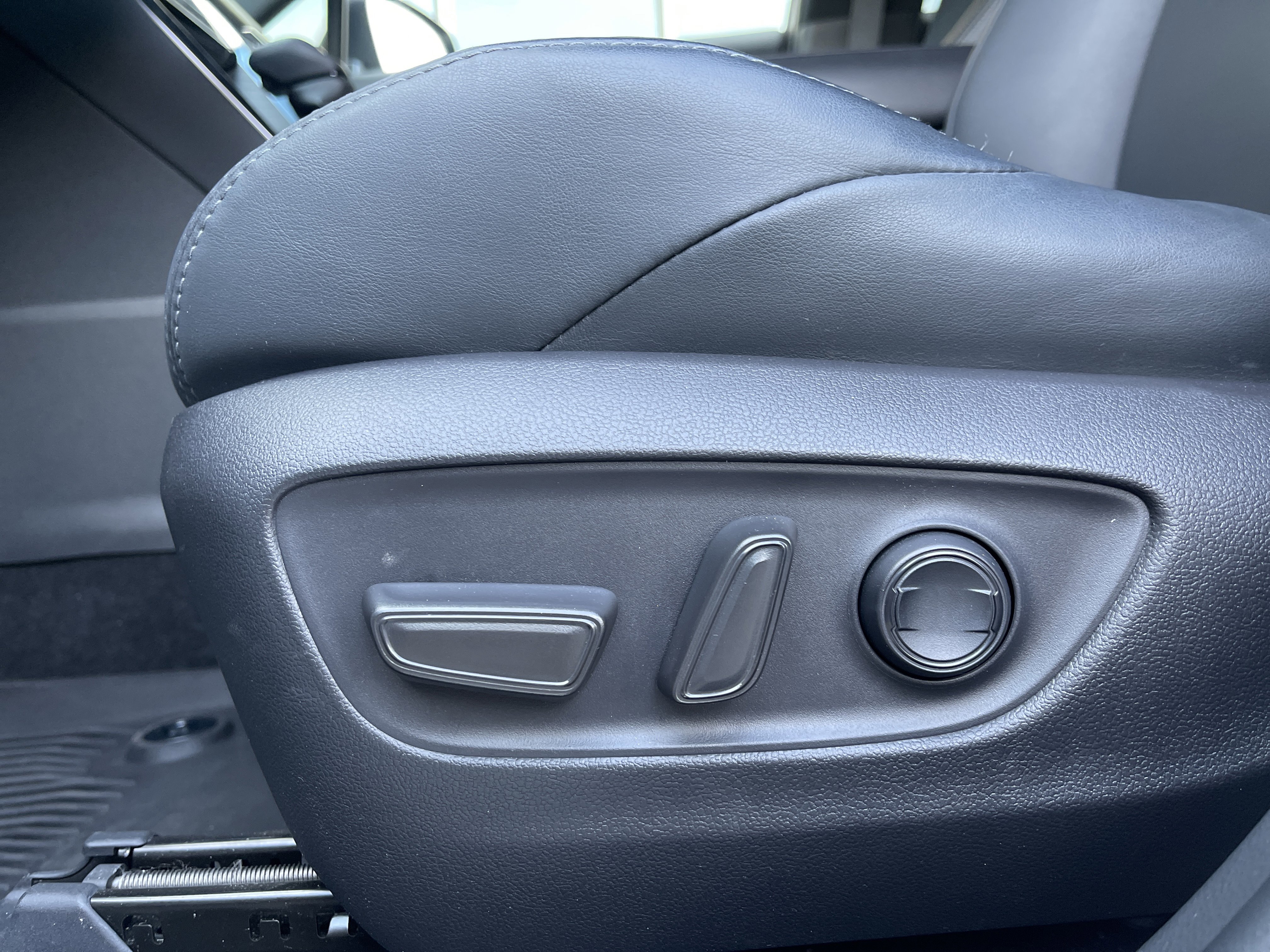 Used 2023 Toyota Venza XLE image 16