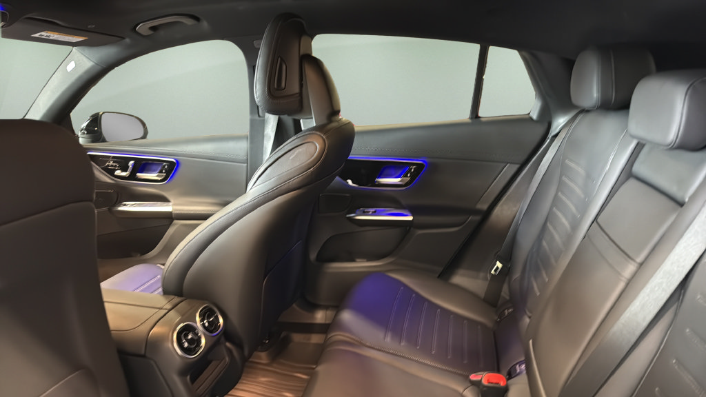 Used 2024 Mercedes-Benz GLC 300 4MATIC image 25