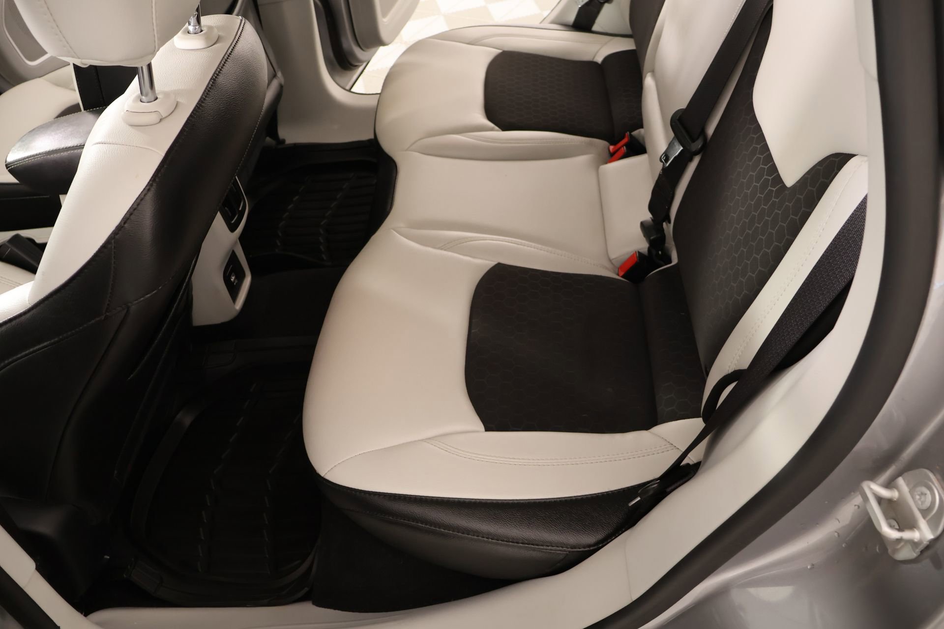 Used 2018 Jeep Compass Latitude FWD image 11