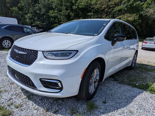 Used 2026 Chrysler Pacifica Limited FWD image 3