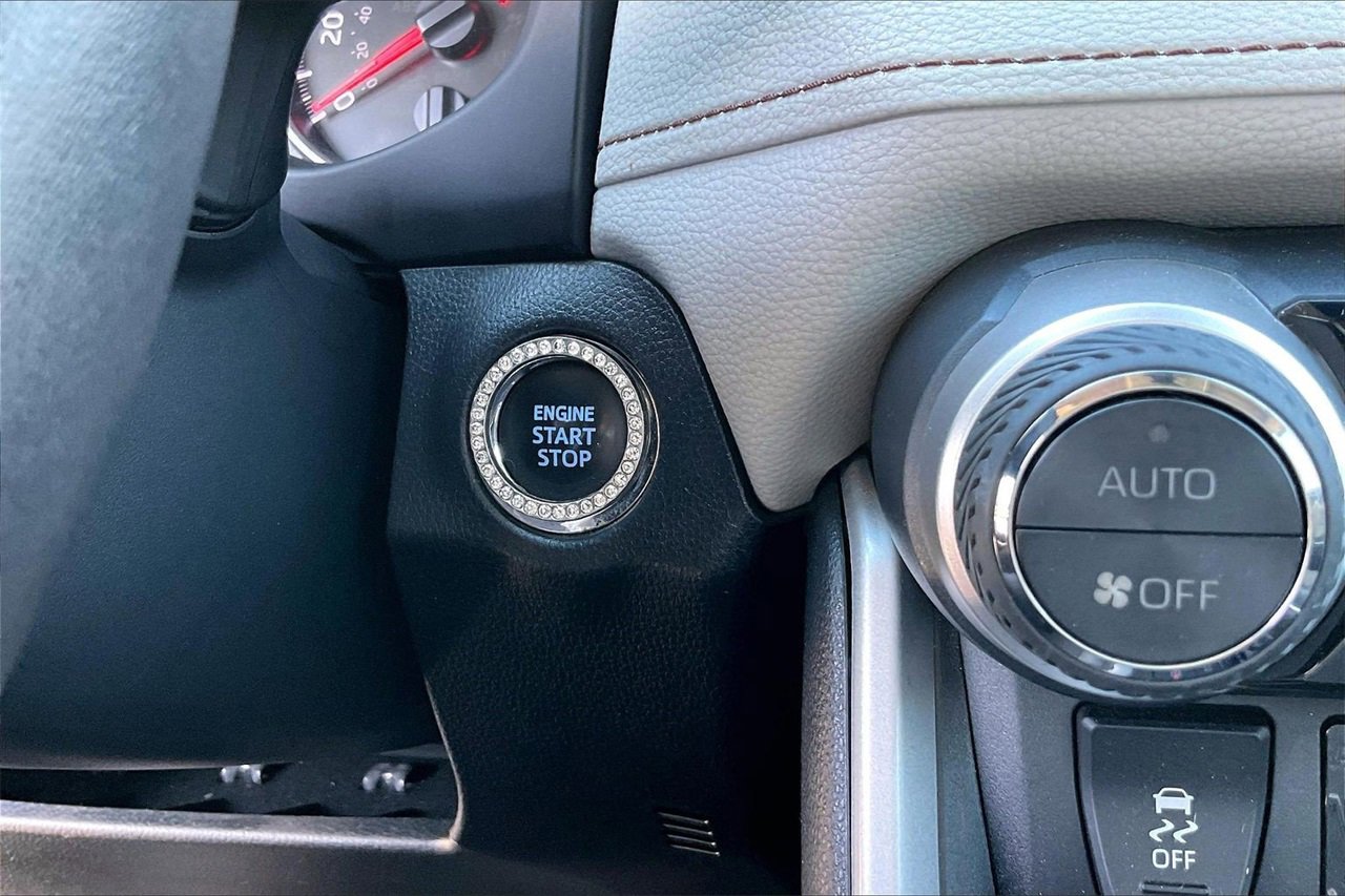 Used 2022 Toyota RAV4 XLE Premium image 27