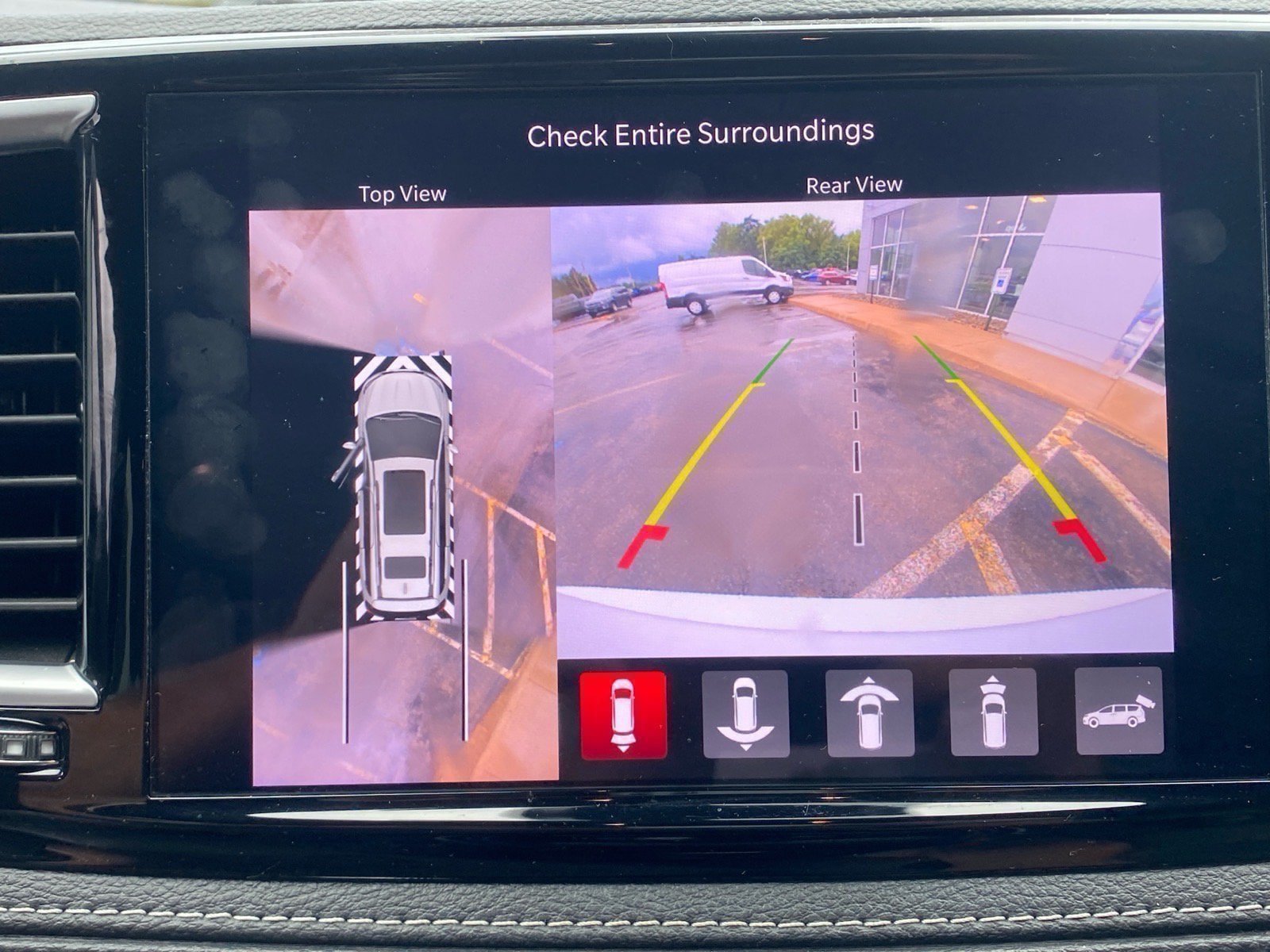 Used 2024 Chrysler Pacifica Premium FWD image 17