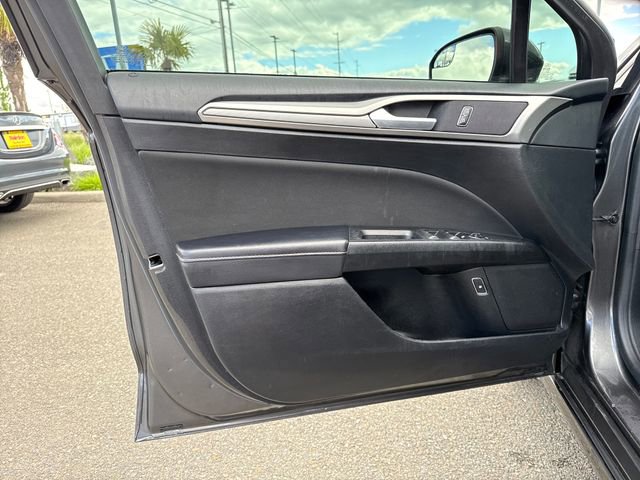 Used 2018 Ford Fusion SE FWD image 16