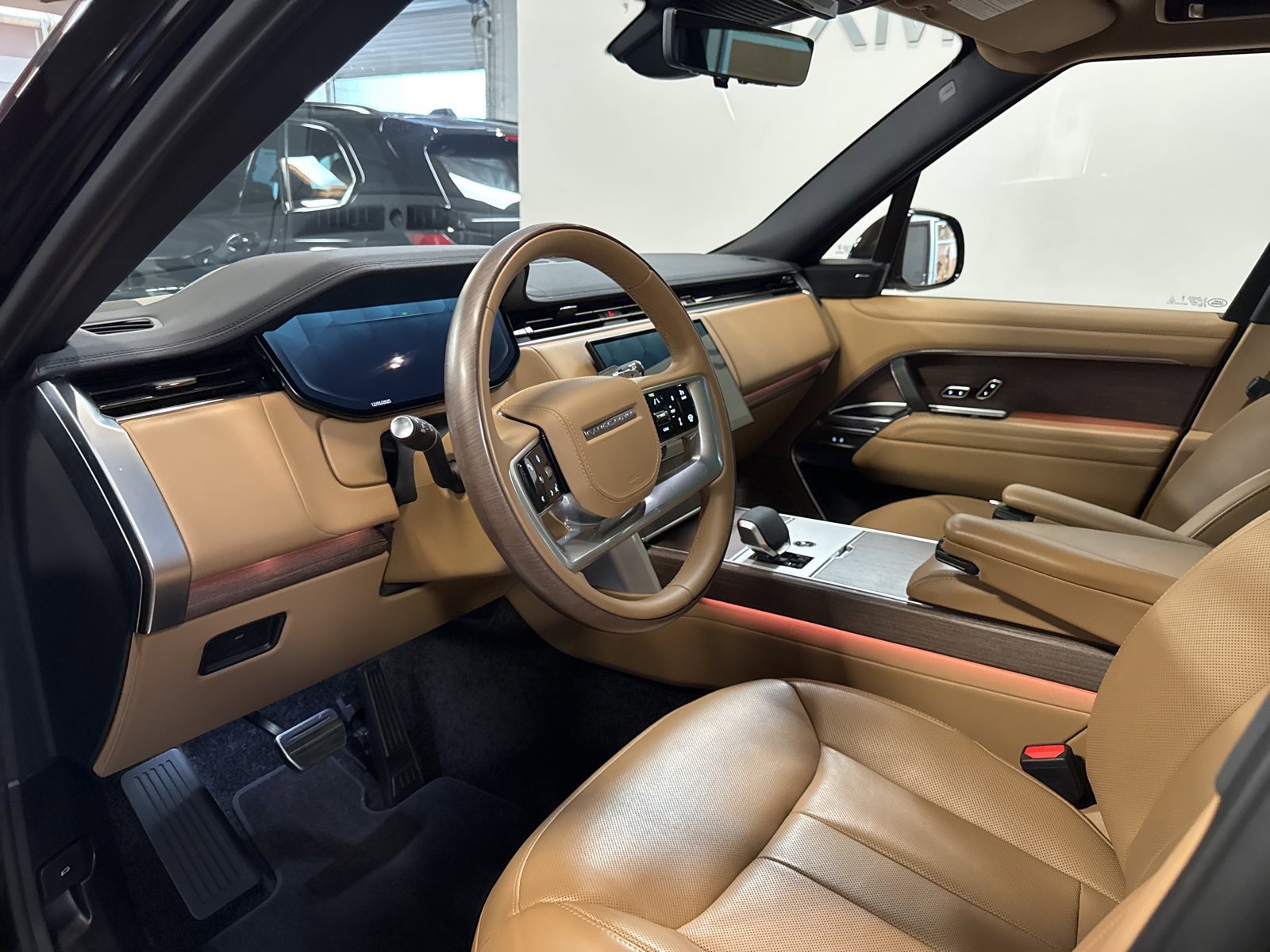 Used 2025 Land Rover Range Rover Long Wheelbase SE image 11