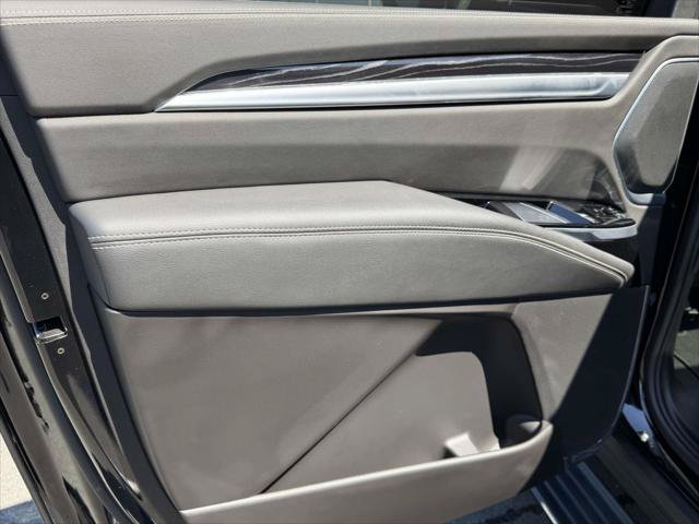 Used 2025 Cadillac Escalade ESV Sport AWD/4WD image 14