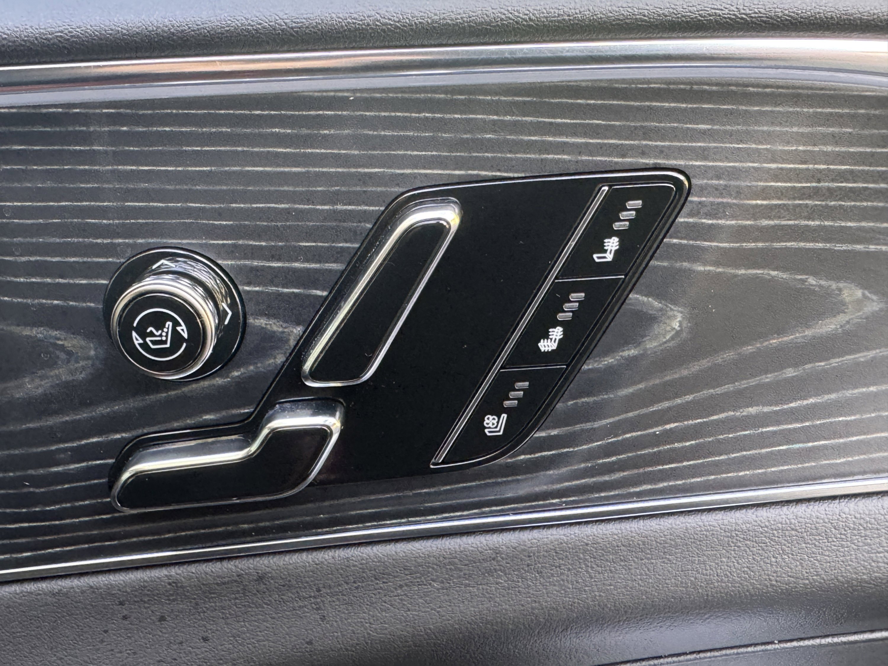 Used 2024 Cadillac Lyriq Luxury w/ LPO, Floor Liner Package image 28