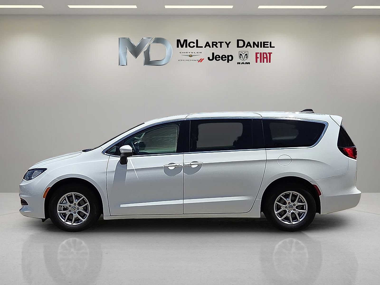 Used 2023 Chrysler Voyager LX FWD image 3