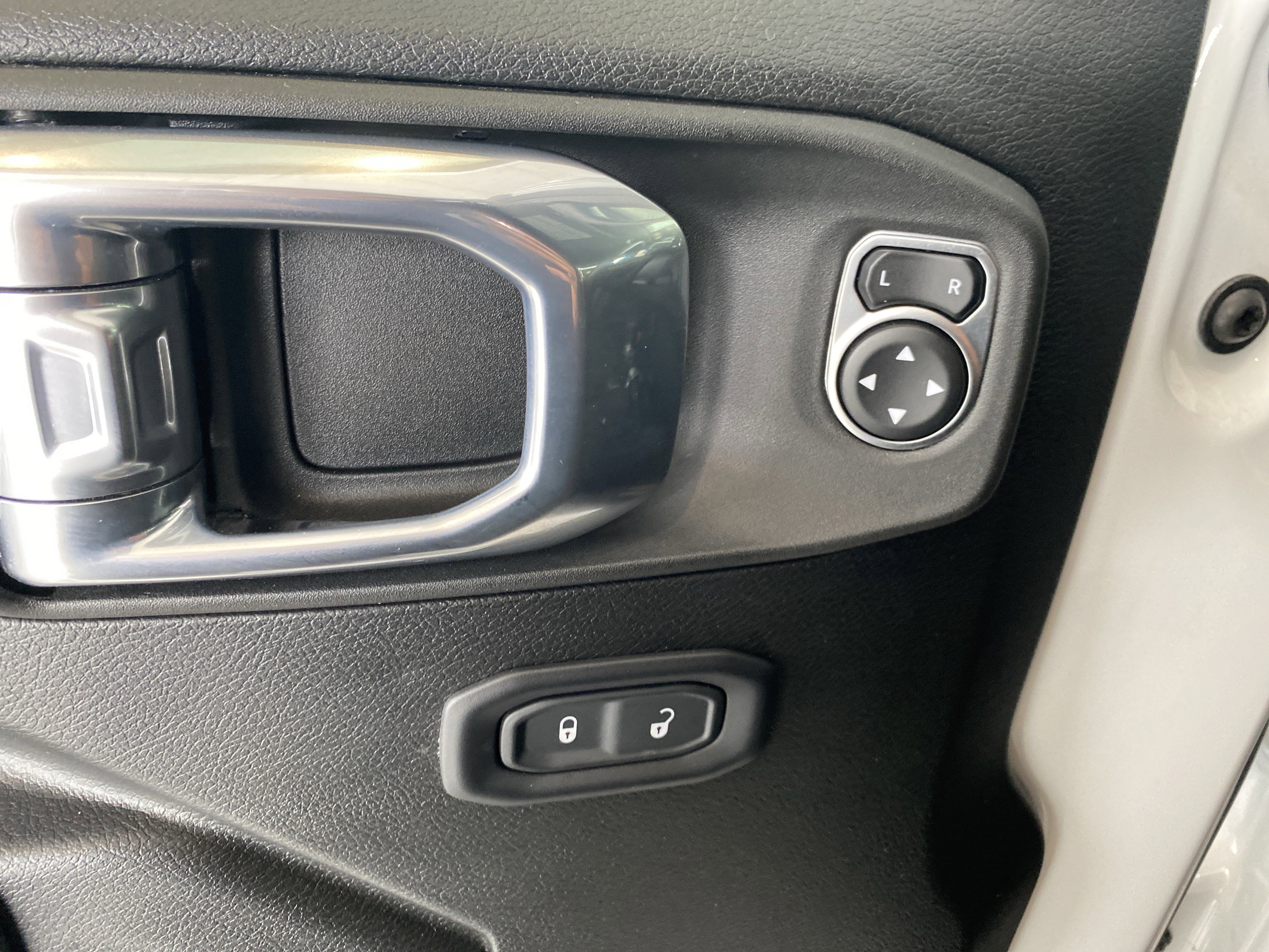 Used 2022 Jeep Wrangler Willys image 9