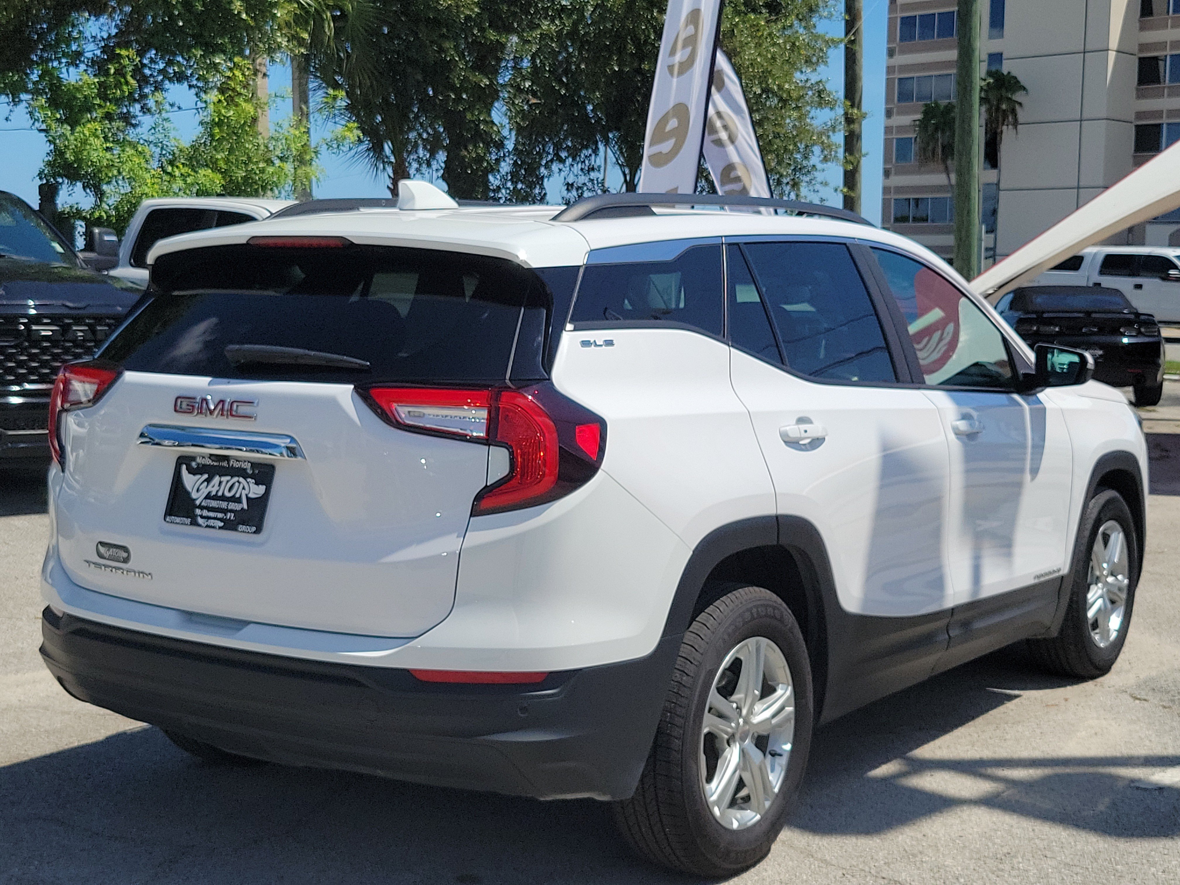 Used 2022 GMC Terrain SLE w/ Driver Convenience Package FWD image 4