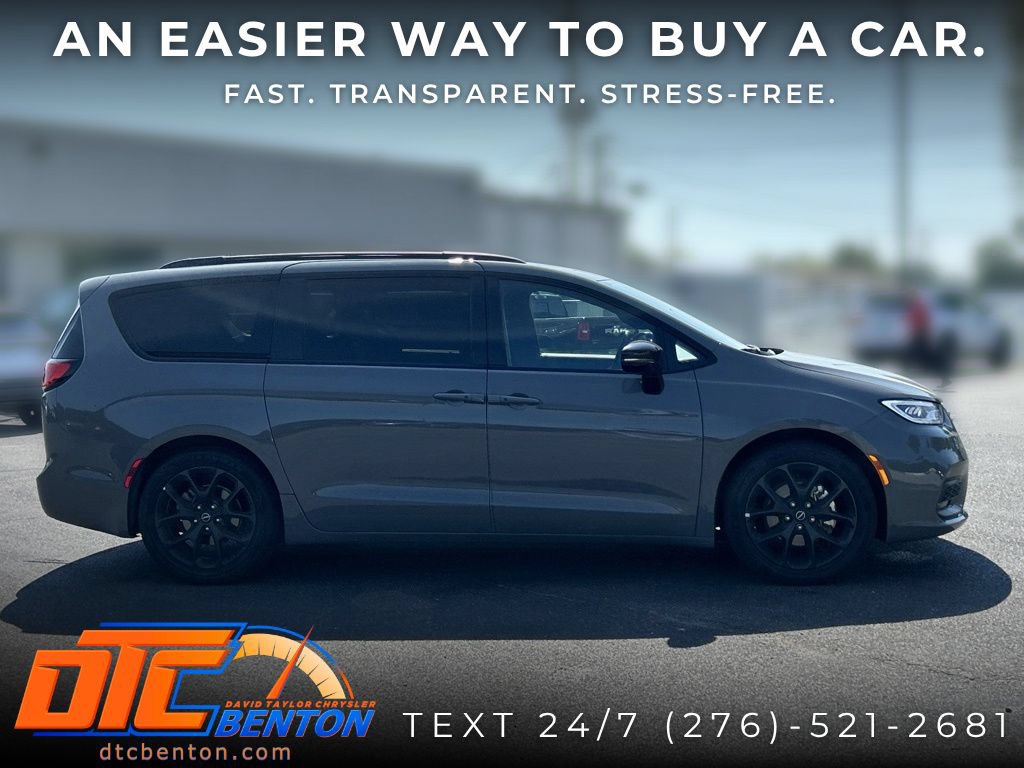 Used 2025 Chrysler Pacifica Limited FWD image 2