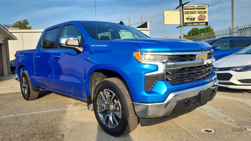 Used 2025 Chevrolet Silverado 1500 LT AWD/4WD image 3