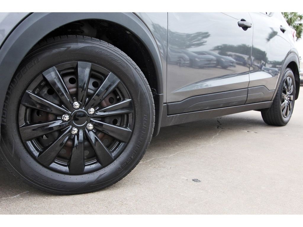 Used 2020 Nissan Kicks S image 32