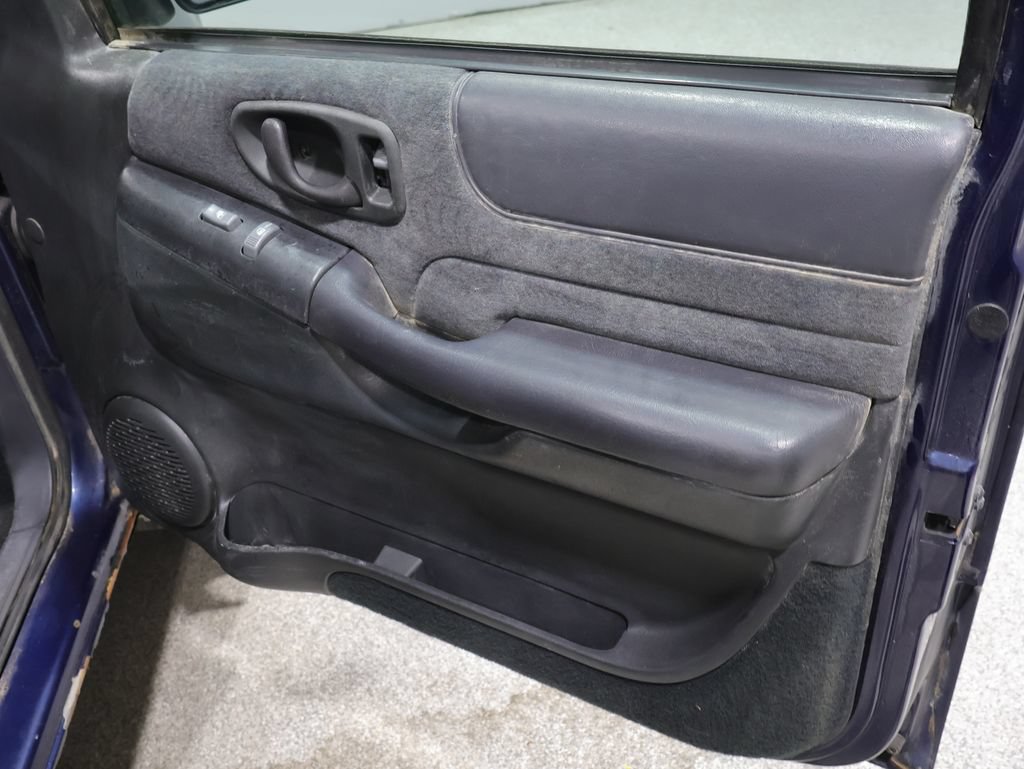 Used 2000 Chevrolet Blazer LS w/ LS Preferred Equipment Group AWD/4WD image 23