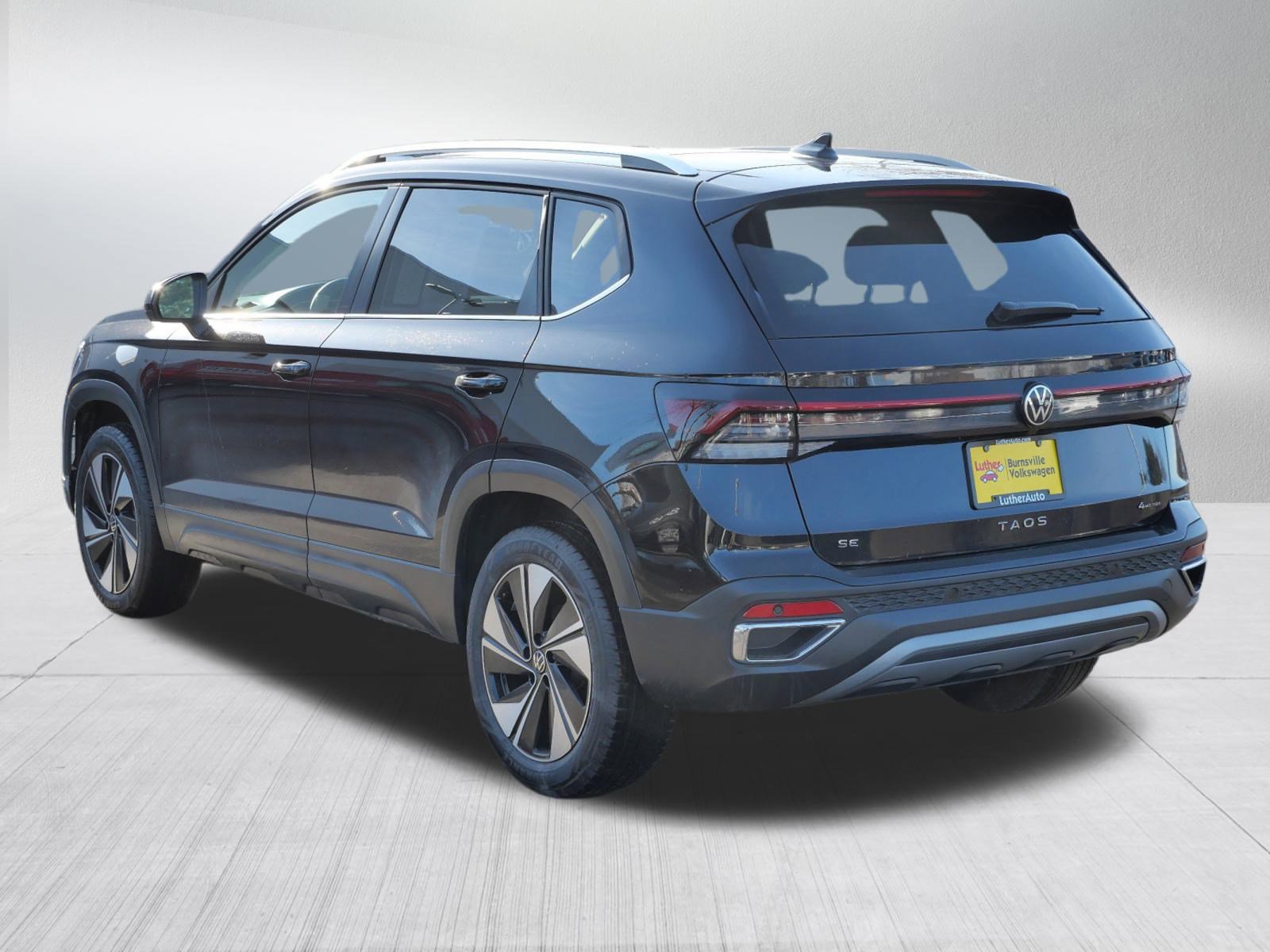 Certified 2025 Volkswagen Taos SE image 5