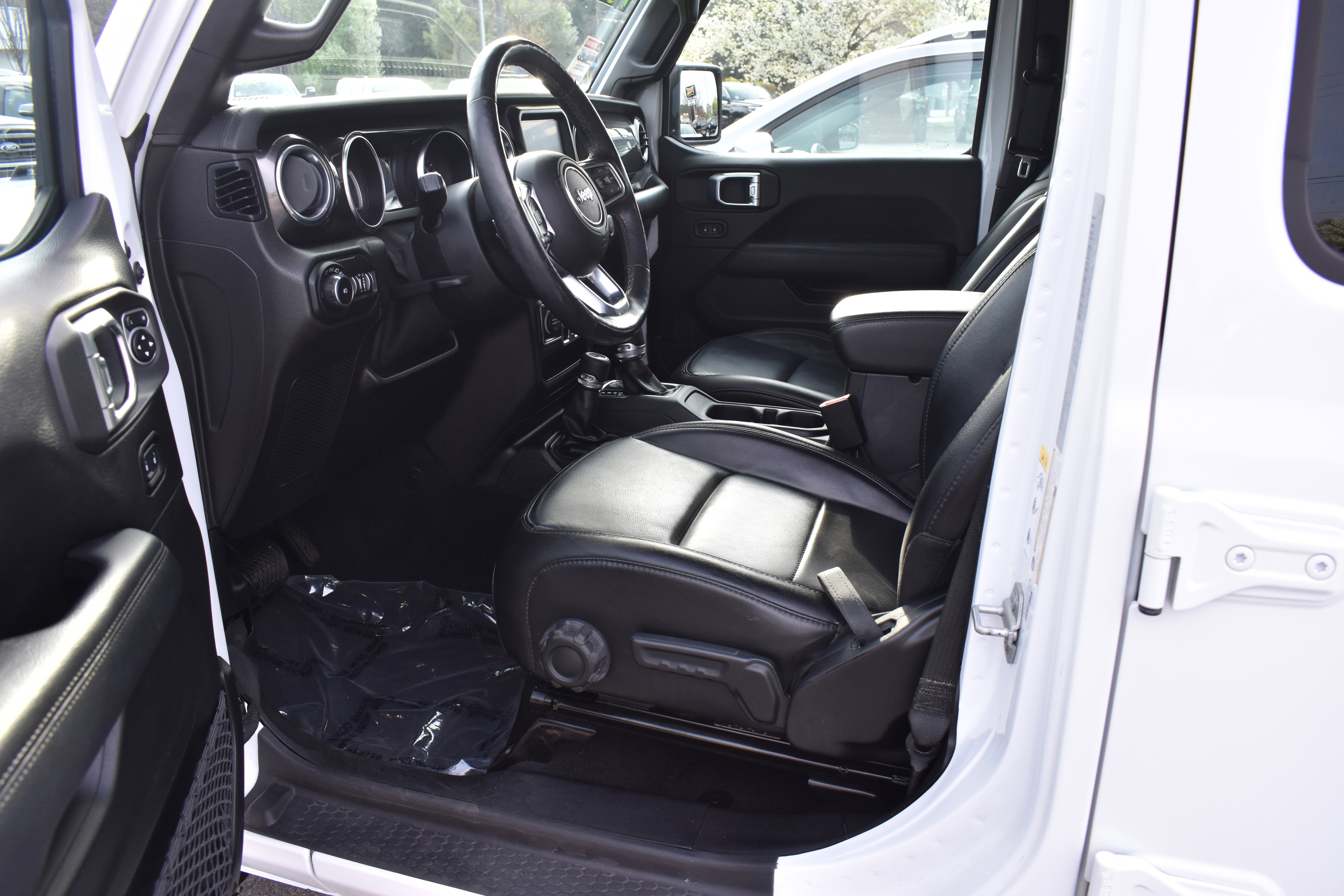 Used 2019 Jeep Wrangler Unlimited Sahara image 12