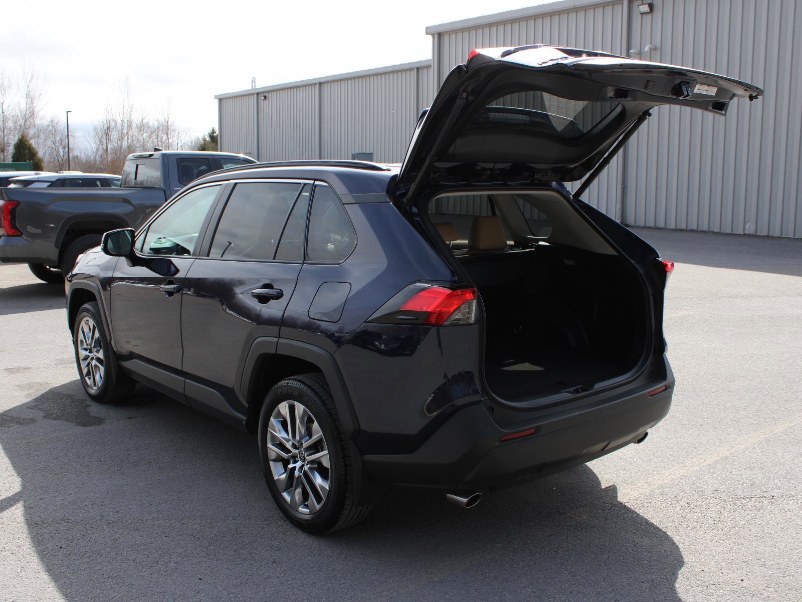 Used 2021 Toyota RAV4 XLE Premium image 7