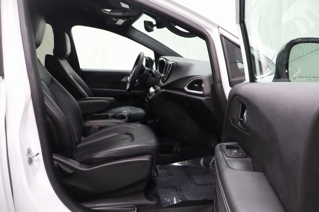 Used 2025 Chrysler Pacifica Select image 15