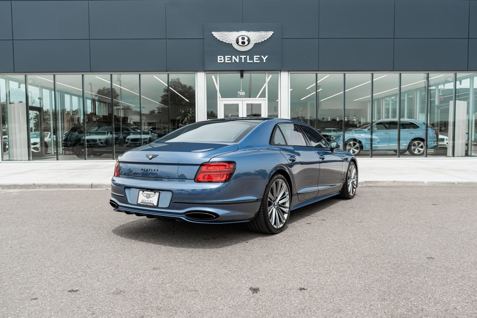 Used 2025 Bentley Flying Spur Plug-In Hybrid AWD/4WD image 3