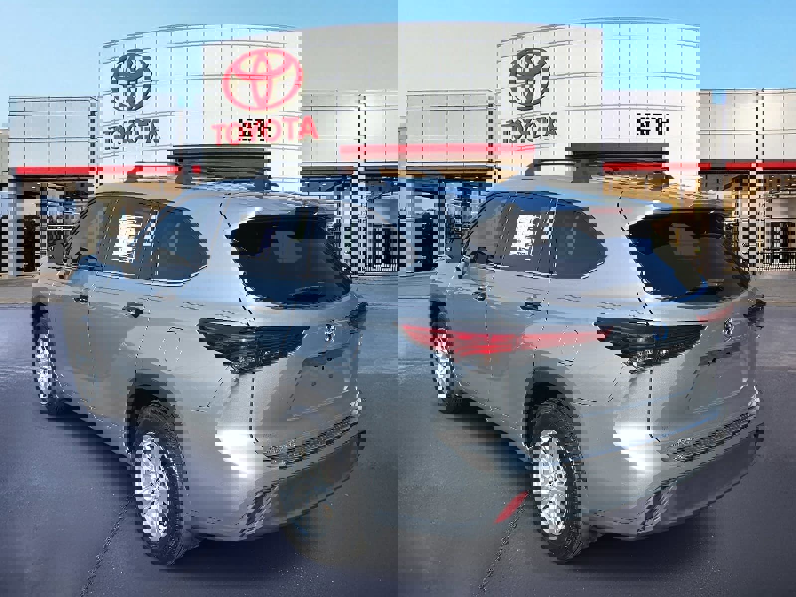 Used 2022 Toyota Highlander LE image 3