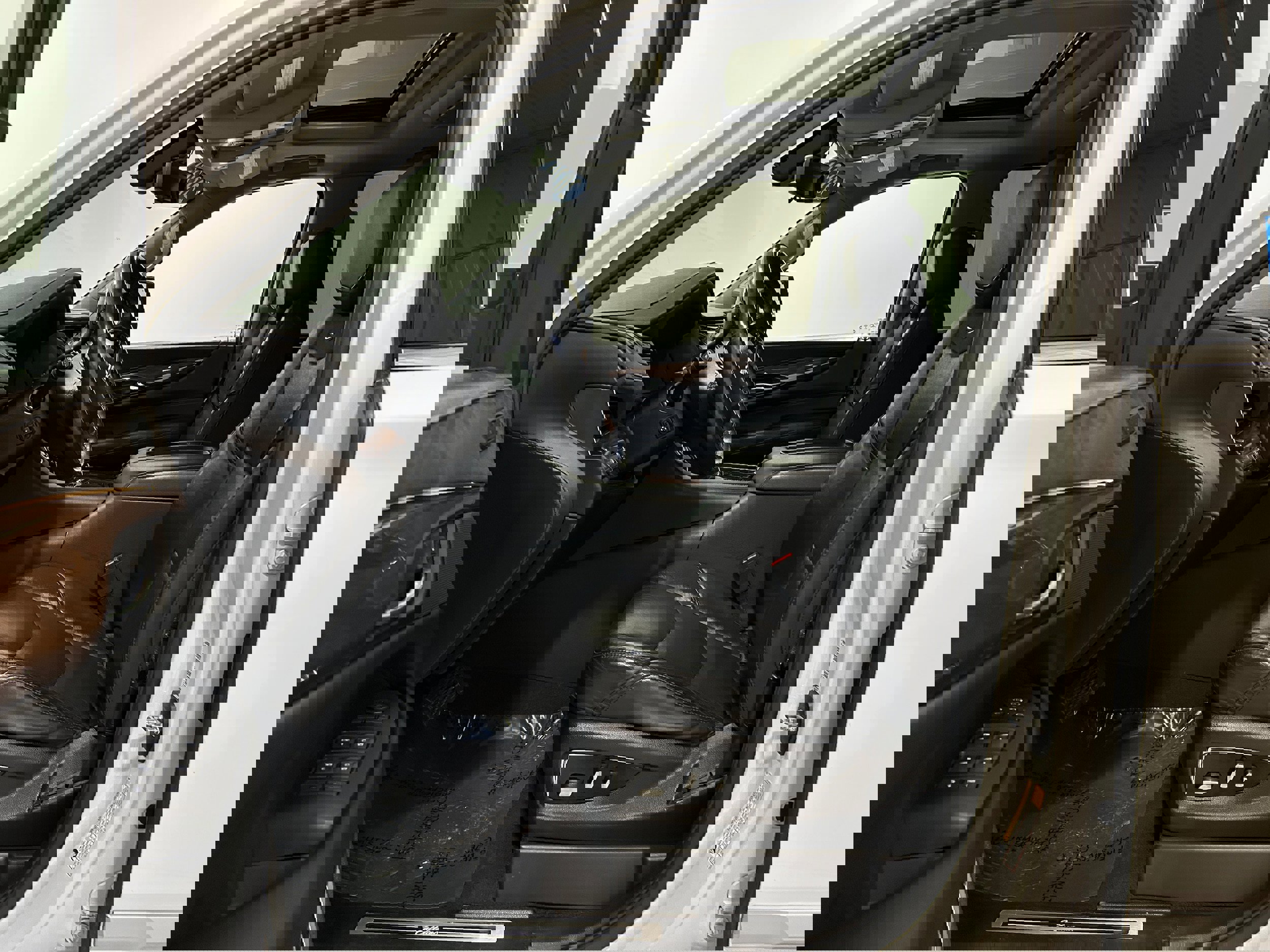 Used 2020 Cadillac Escalade ESV Premium Luxury image 4