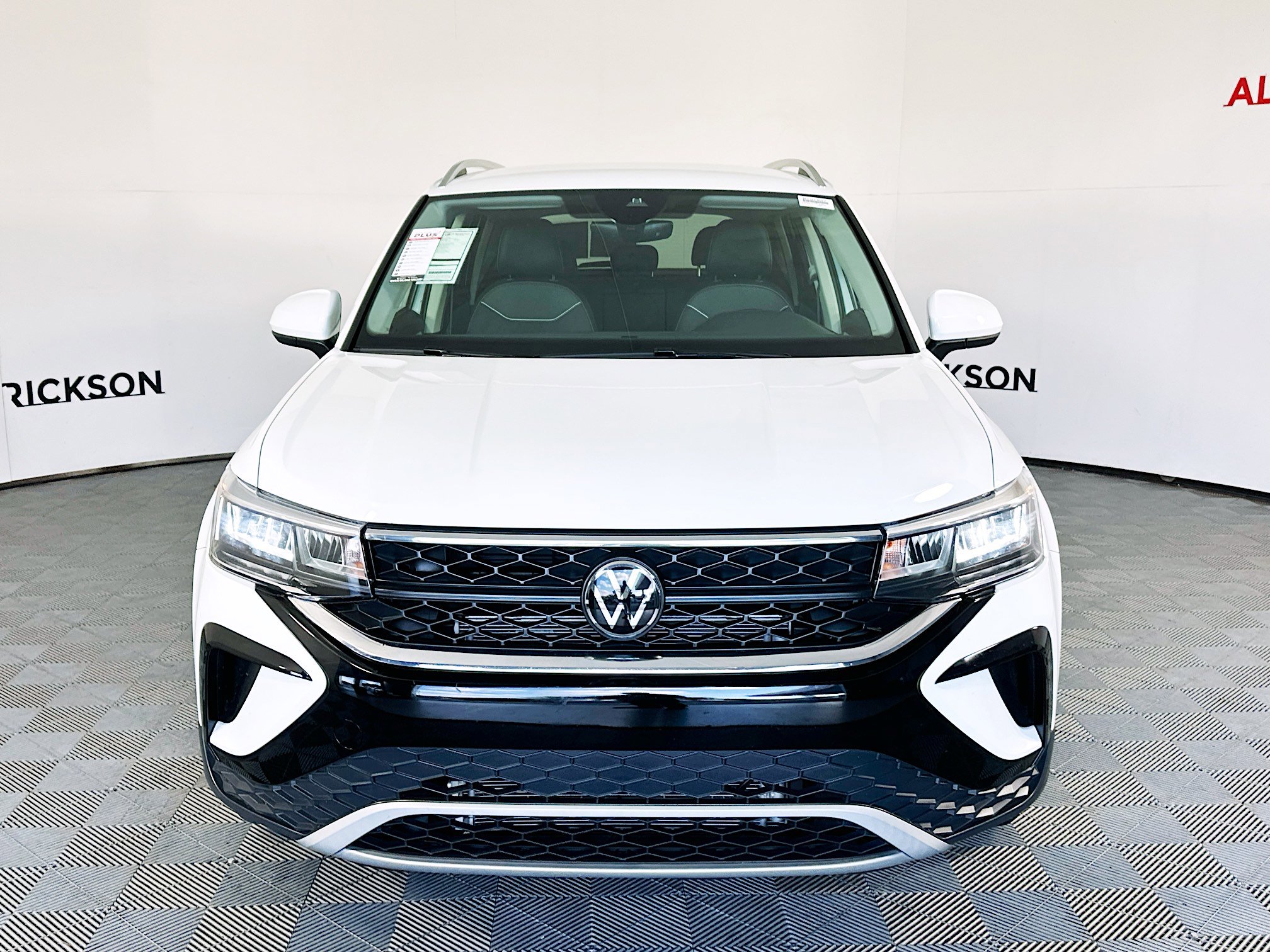 Used 2024 Volkswagen Taos SE image 8