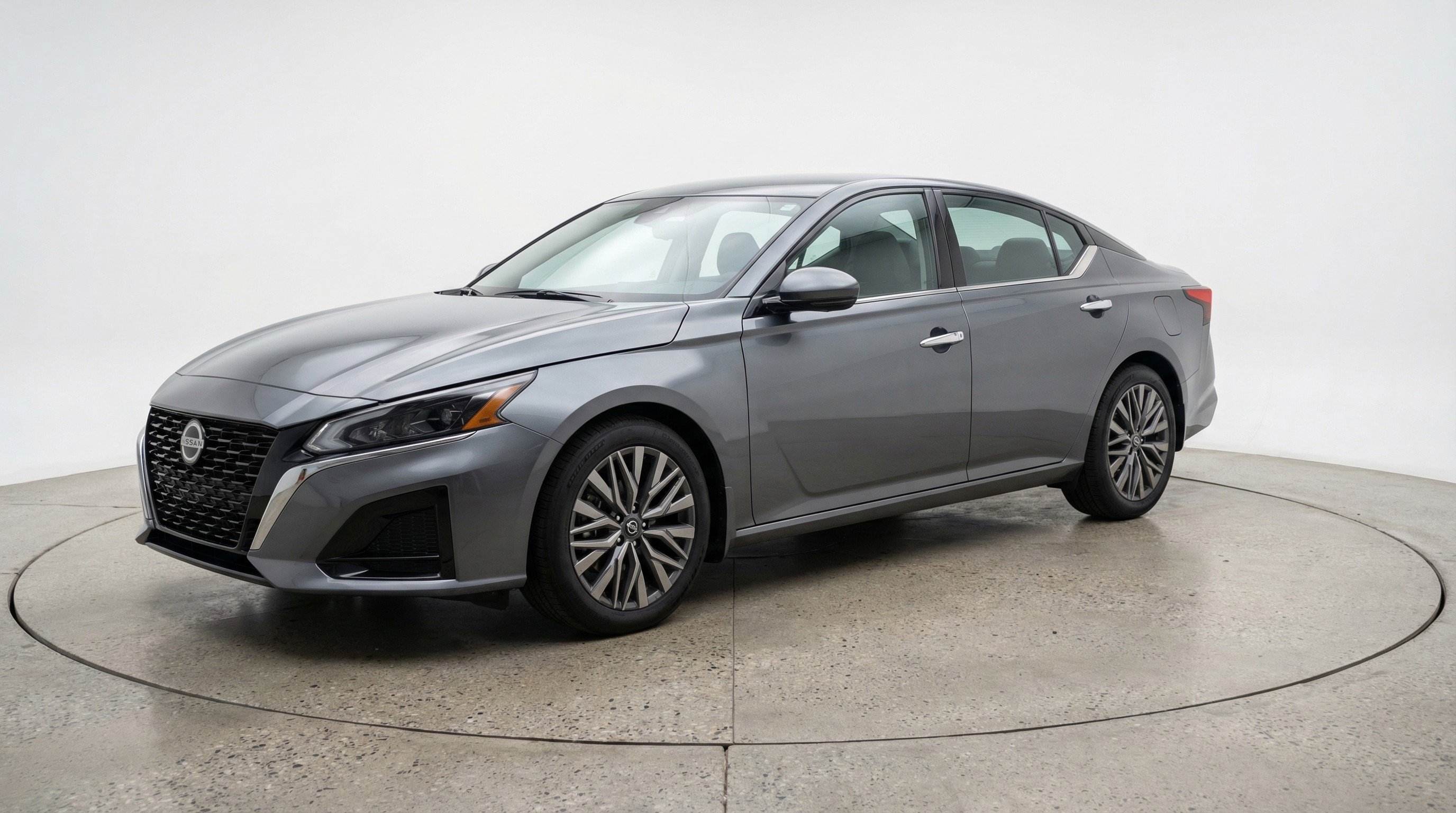 Used 2025 Nissan Altima 2.5 SV FWD image 3