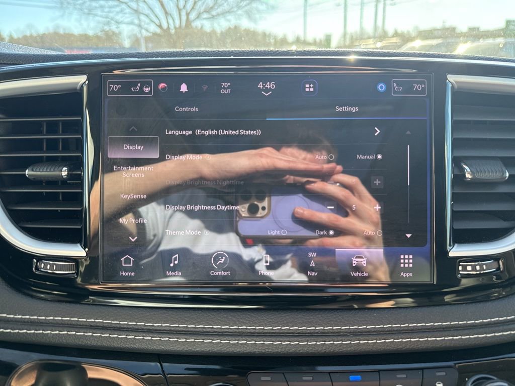 Used 2022 Chrysler Pacifica Limited w/ Uconnect Theater Family Group image 55