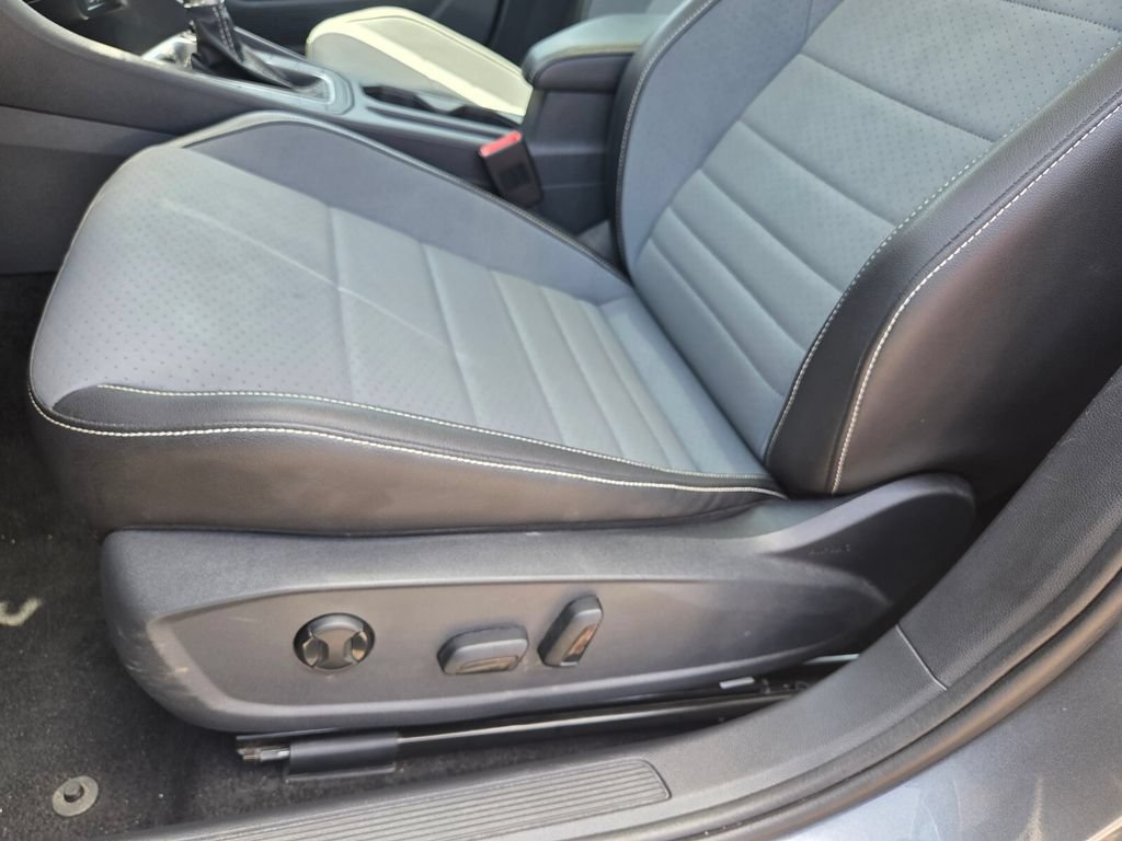 Used 2025 Volkswagen Jetta SE FWD image 9