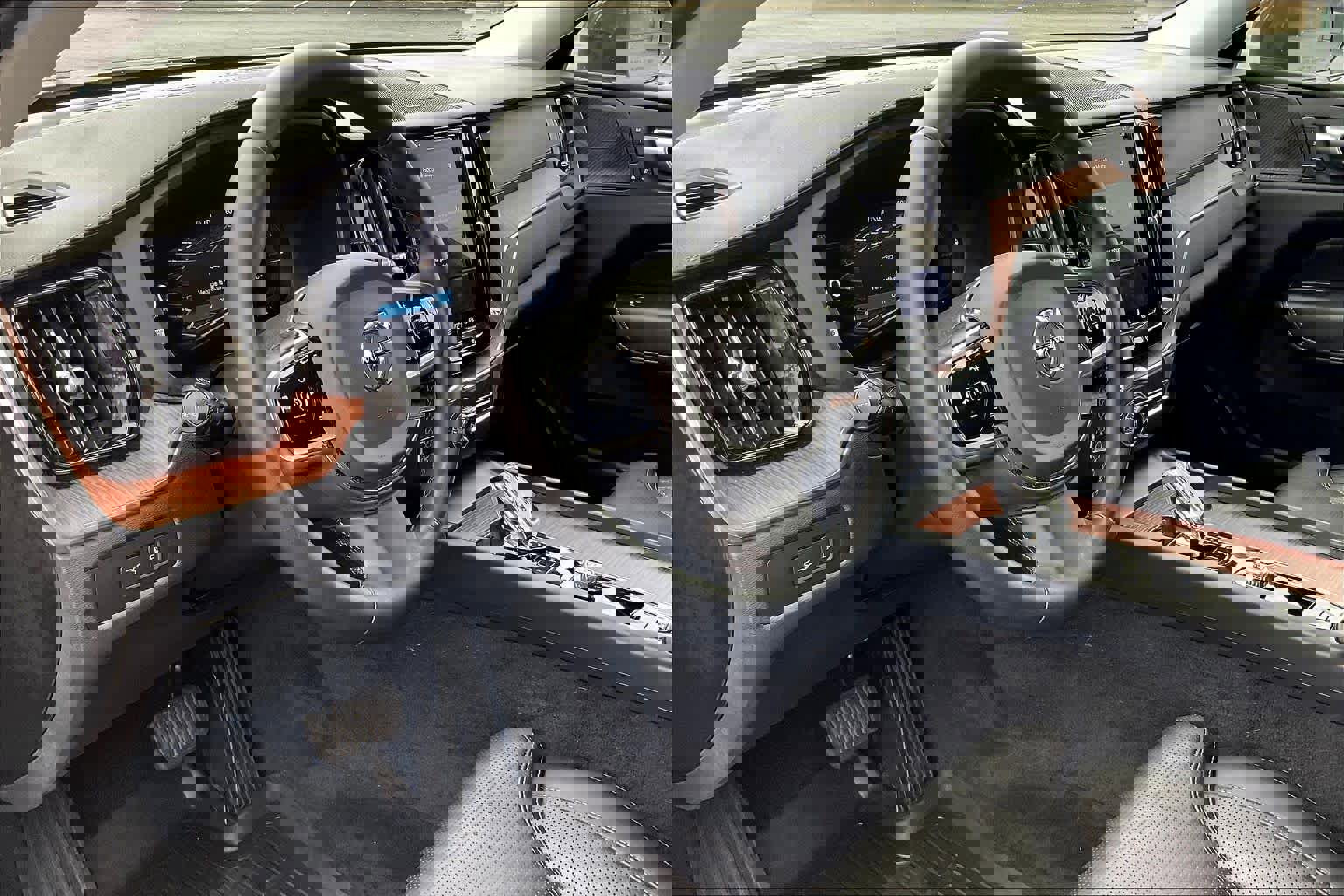 Used 2023 Volvo XC60 T8 Ultimate image 17