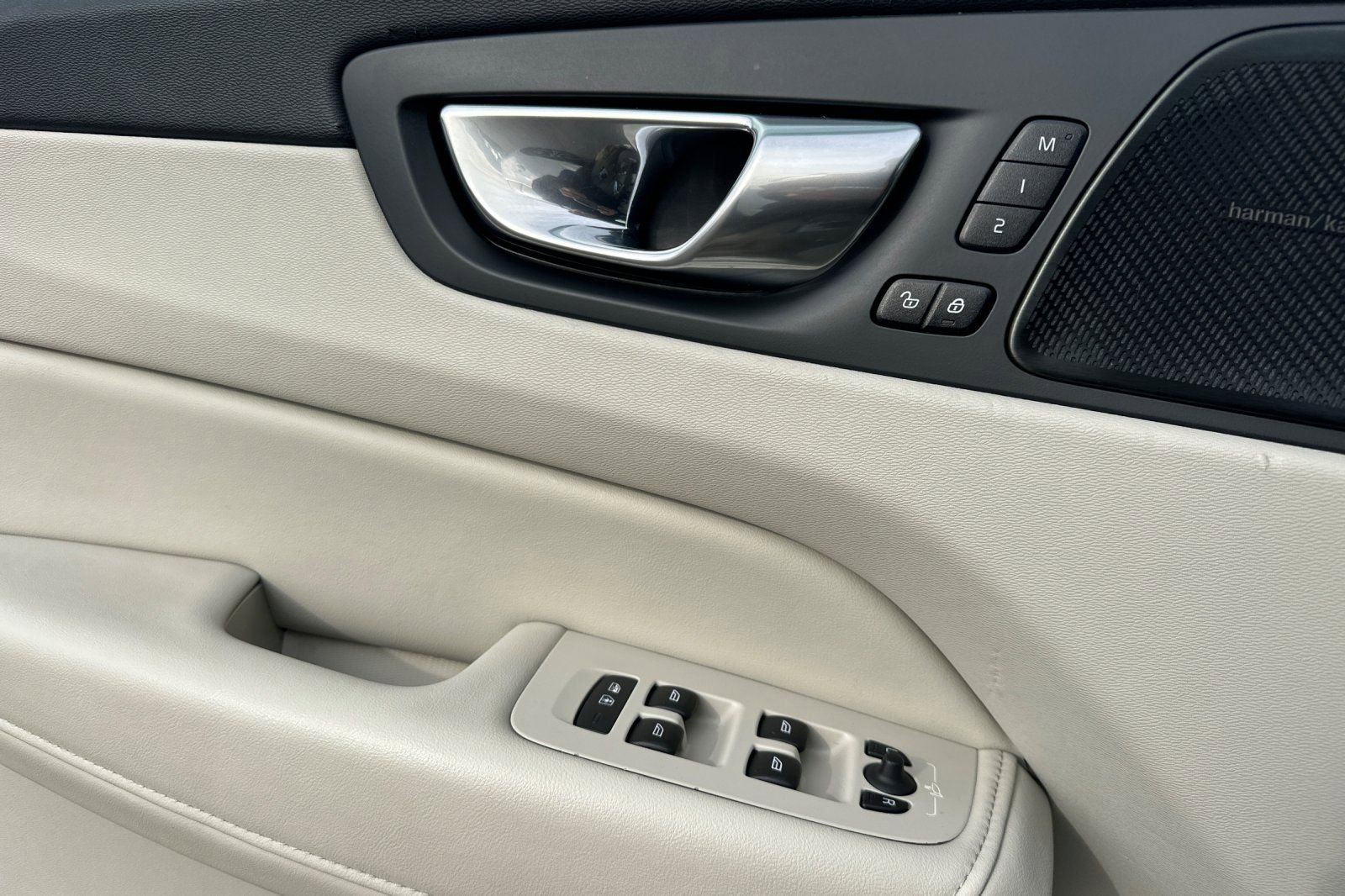 Used 2023 Volvo XC60 T8 Plus image 14