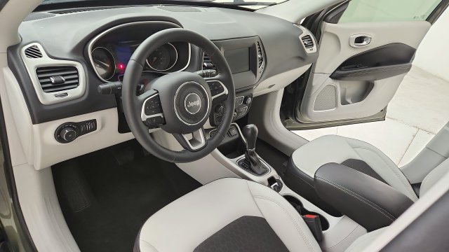 Used 2019 Jeep Compass Latitude FWD image 9