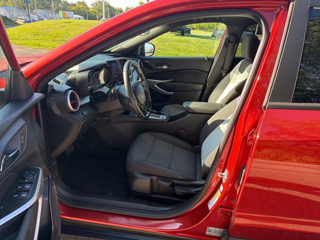 Used 2024 Chevrolet Trax RS w/ Sunroof Package FWD image 13