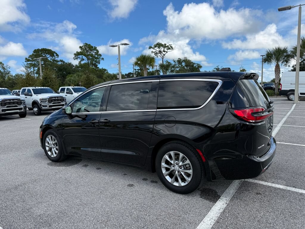 Used 2026 Chrysler Pacifica Limited FWD image 5